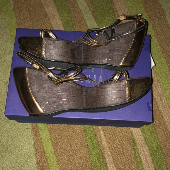 NWB- gold sandals leather Stuart Weitzman wedges - Picture 4 of 11
